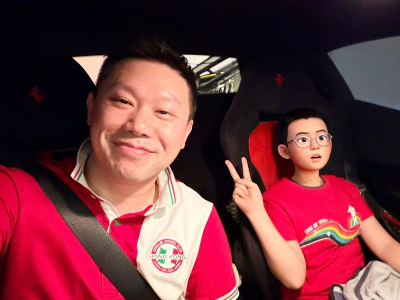 獅友與小戰士坐在跑車內合照，小戰士比出勝利手勢